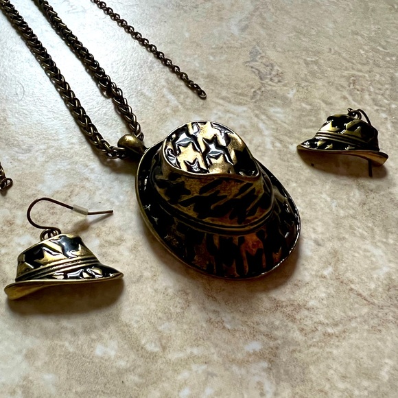 Jewelry - Necklace w matching earrings